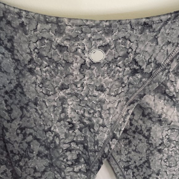 YOGALICIOUS Women's "Water Droplet" Cropped Sport Top NWT Size M - Picture 4 of 6